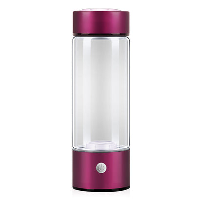 Roter tragbarer Mixer mit transparentem Behälter und Ein-/Ausschalter, ideal für Smoothies und Shakes, modernes Küchengerät.