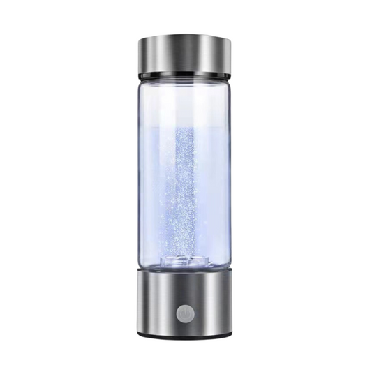 Transparente Wasserflasche mit silbernem Deckel und Boden, LED-Beleuchtung, tragbar, ideal für Sport und Reisen. Hochwertiges Design.