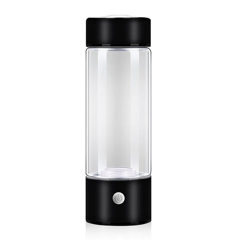Schwarzer tragbarer Mixer mit transparentem Behälter und Ein-/Ausschalter, ideal für Smoothies und Shakes unterwegs. Kompakt und wiederaufladbar.