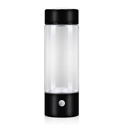 Schwarzer tragbarer Mixer mit transparentem Behälter und Ein-/Ausschalter, ideal für Smoothies und Shakes unterwegs. Kompakt und wiederaufladbar.