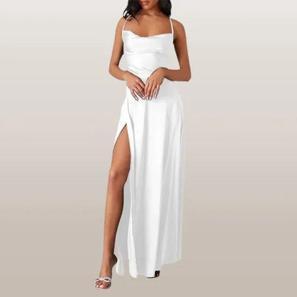 Weiße Abendkleid mit Spaghettiträgern und hohem Beinschlitz, elegantes Design, ideal für formelle Anlässe, Damenmode, stilvoll und modern.