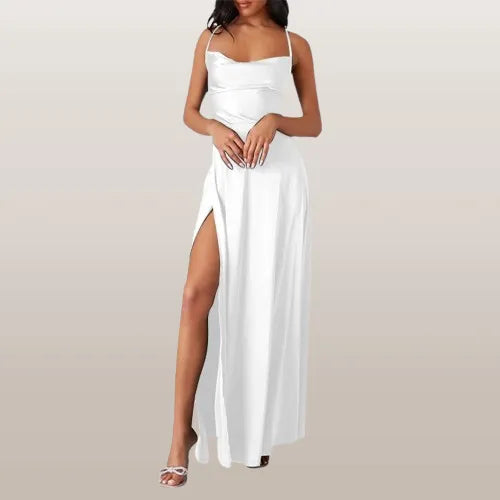 Weiße Abendkleid mit Spaghettiträgern und hohem Beinschlitz, elegantes Design, ideal für formelle Anlässe, Damenmode, stilvoll und modern.