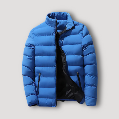 Blaue Daunenjacke für Herren, warm und stilvoll, mit Reißverschluss und Stehkragen. Perfekt für Wintermode und Outdoor-Aktivitäten.