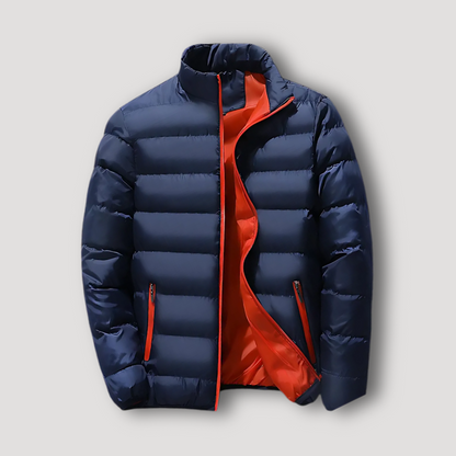 Dunkelblaue Daunenjacke mit rotem Innenfutter, Reißverschluss und Seitentaschen. Winterjacke für Herren, modisch und warm.