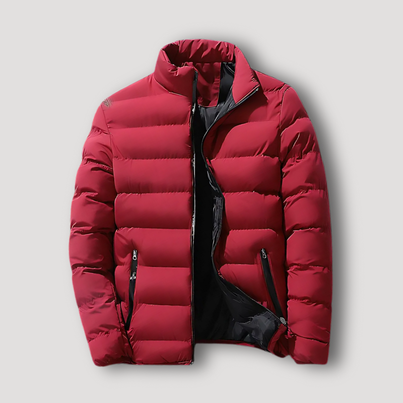 Rote Daunenjacke mit Reißverschluss, isoliert auf grauem Hintergrund. Wintermode, warme Outdoor-Bekleidung, stilvolle Herrenjacke.