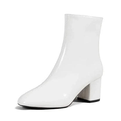 Weiße Damenstiefelette mit Blockabsatz, glänzendem Finish und modernem Design. Perfekt für stilvolle Herbst- und Winteroutfits.