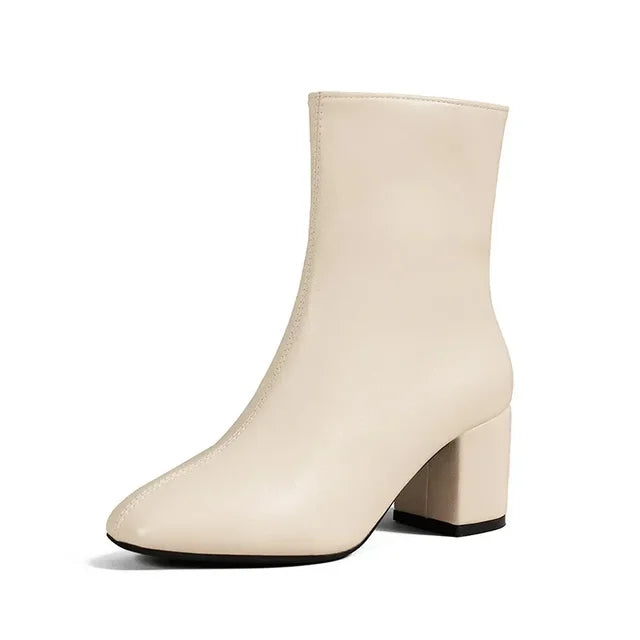 Beiger Damenstiefel mit Blockabsatz, minimalistisches Design, aus Leder, ideal für Herbstmode. Eleganter, moderner Look für stilbewusste Frauen.