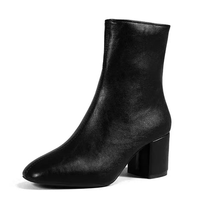 Schwarzer Damenstiefel aus Leder mit Blockabsatz, elegant und modern, ideal für Herbstmode. Perfekt für stilvolle Outfits und bequemen Tragekomfort.
