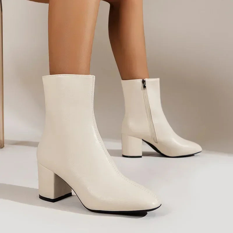 Beige Damenstiefeletten mit Blockabsatz, Reißverschluss und modernem Design. Elegante Herbst- und Wintermode für stilvolle Outfits.