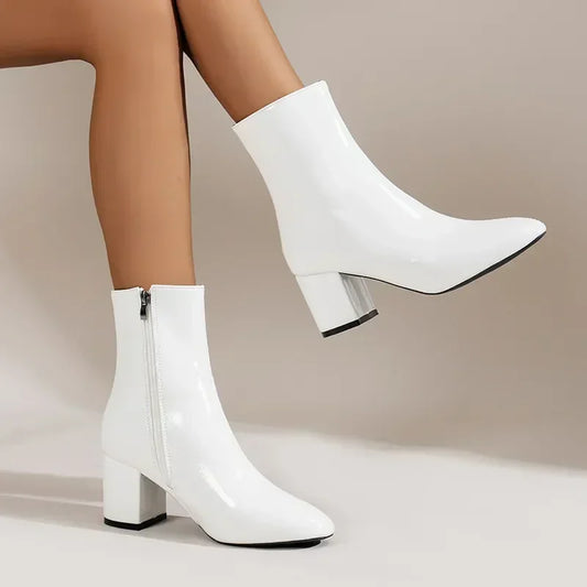 Weiße Damenstiefeletten mit Blockabsatz, glänzendem Finish und seitlichem Reißverschluss, modisch und elegant, ideal für Herbst- und Winteroutfits.