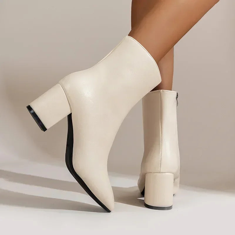 Beige Damenstiefeletten mit Blockabsatz, elegantes Design, seitlicher Reißverschluss, modische Herbst-Winter-Schuhe für Frauen.