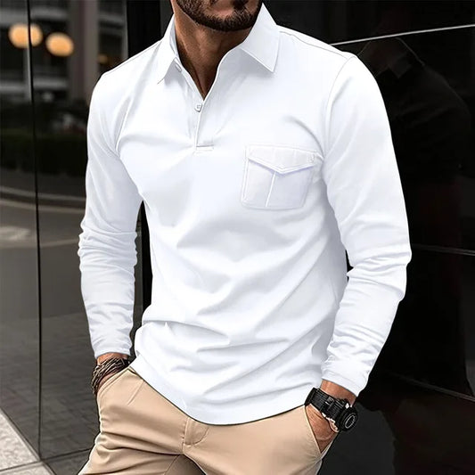 Mann in weißem Langarmhemd und beigen Chinos, steht lässig mit einer Hand in der Tasche. Stilvolle Herrenmode, urbaner Hintergrund.