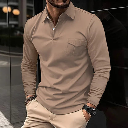 Beiger Herren-Poloshirt-Langarm, modern und stilvoll, ideal für Freizeitmode. Perfekt kombiniert mit beigen Hosen, elegantes Outfit für Herren.