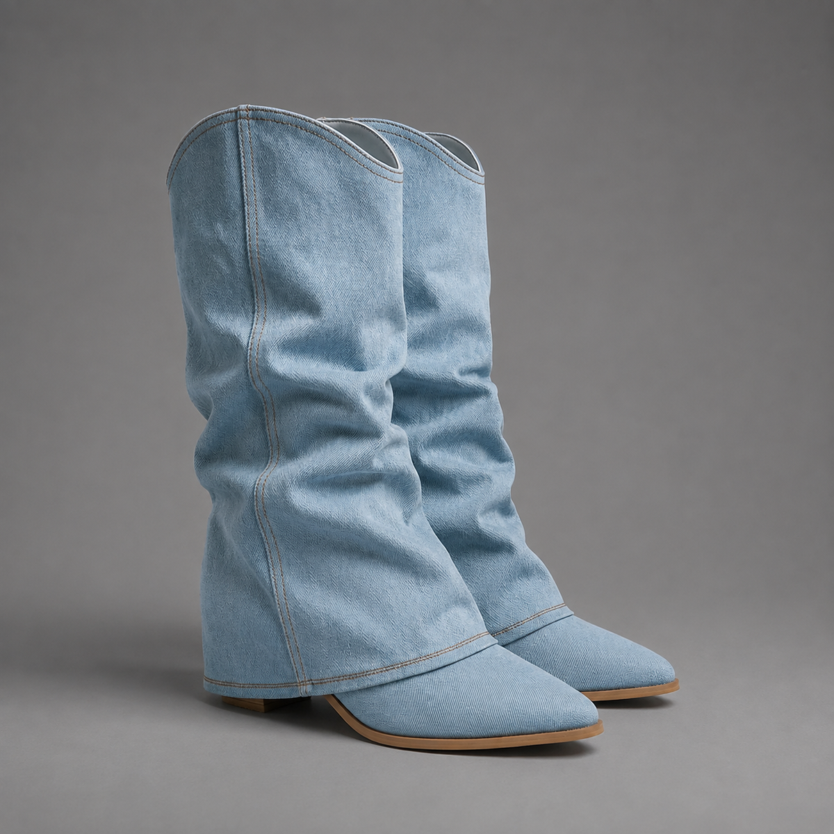 Kniehohe Damen-Jeansstiefel mit markantem Blockabsatz vor neutralem Hintergrund