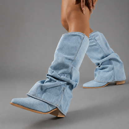 Detailansicht der Damen-Jeansstiefel mit hohem Schaft und Blockabsatz