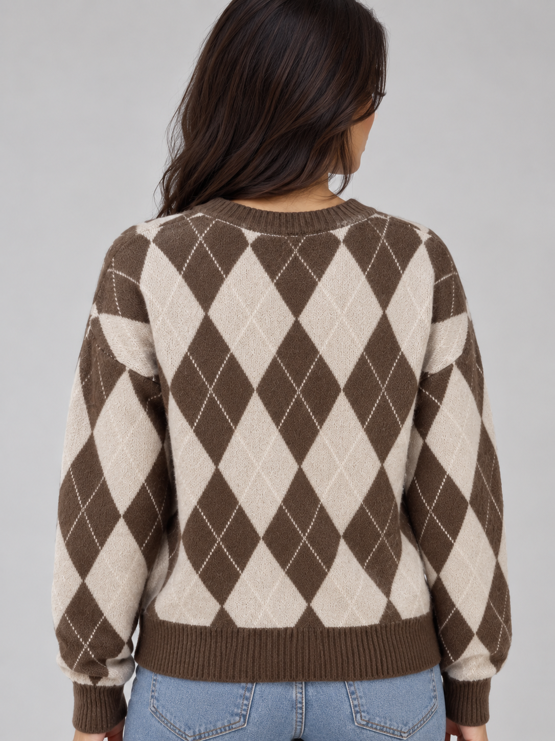 Detailansicht des gestrickten Rautenmusters am Damenpullover