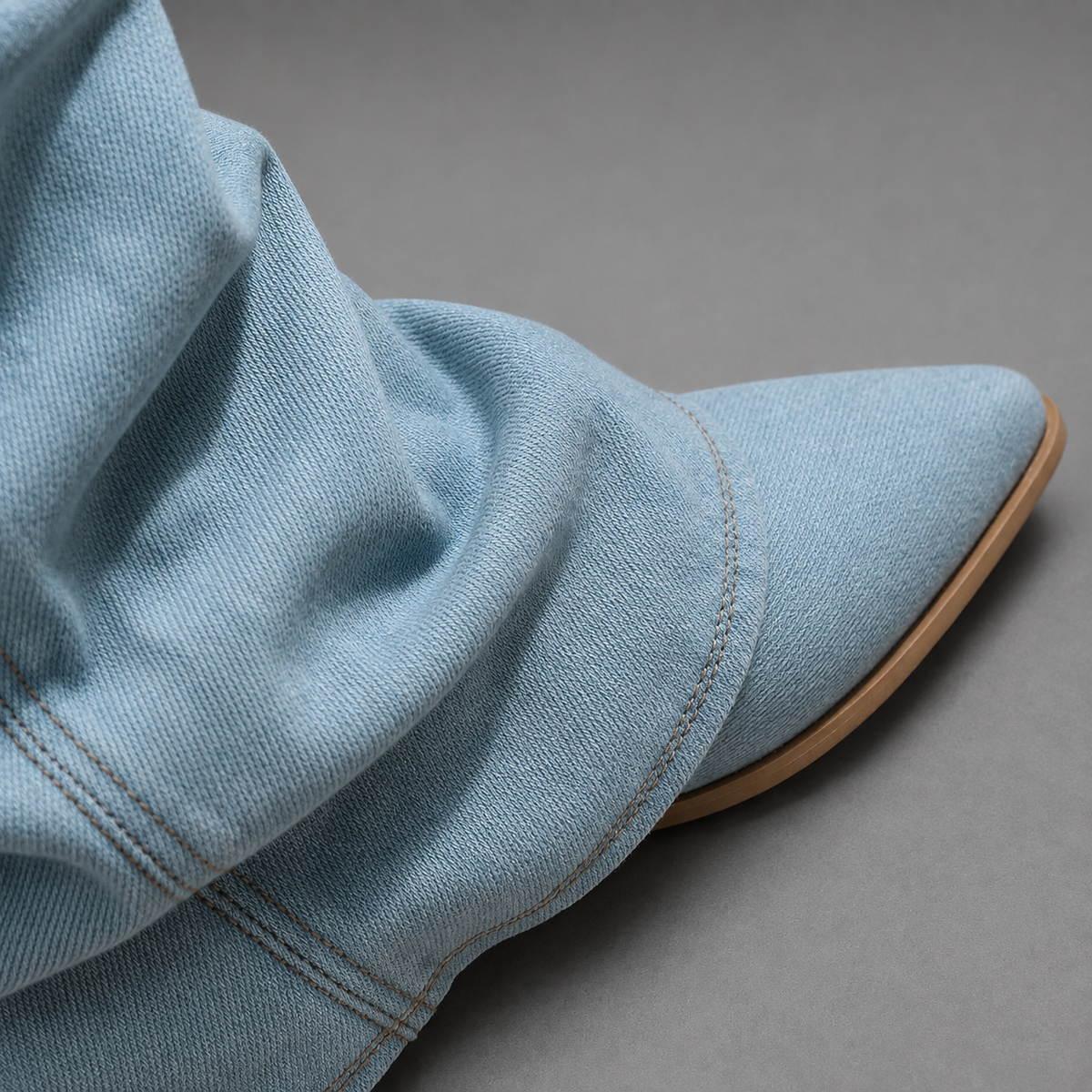 Seitliche Ansicht kniehoher Jeansstiefel für Damen mit Blockabsatz