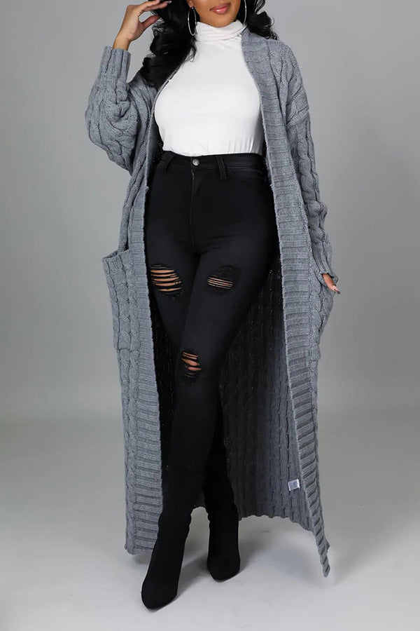 Grauer Strick-Cardigan, weiße Rollkragenbluse, schwarze zerrissene Jeans, modisches Outfit, Damenmode, Herbst-Winter-Look, stilvoll und elegant.