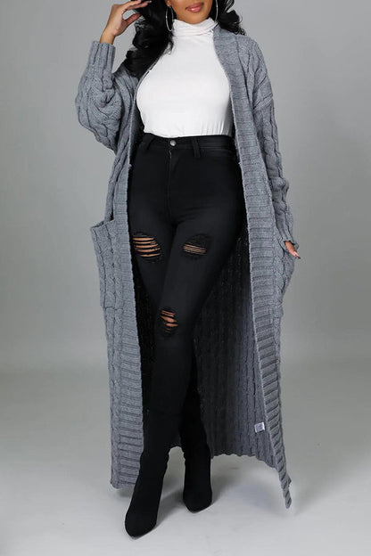 Grauer Strick-Cardigan, weiße Rollkragenbluse, schwarze zerrissene Jeans, modisches Outfit, Damenmode, Herbst-Winter-Look, stilvoll und elegant.