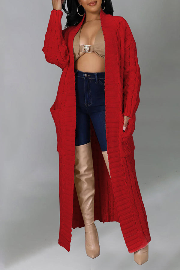 Frau in rotem Strickmantel, blauer Jeans und beigen Overknee-Stiefeln. Modetrend, Herbstmode, stilvolle Damenbekleidung.