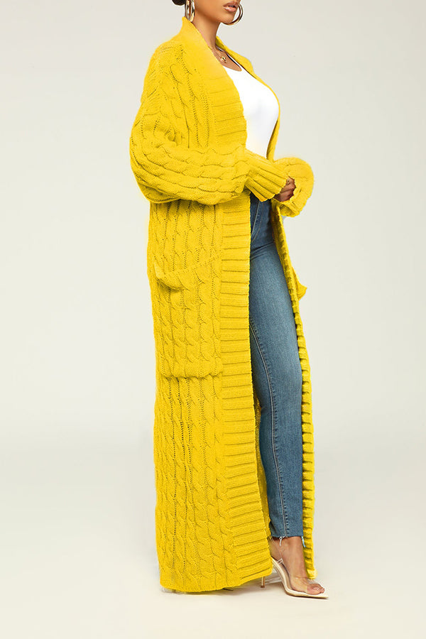 Frau in gelbem Strick-Cardigan, weiße Bluse, blaue Jeans und transparenten High Heels. Modetrend, Herbstmode, Damenbekleidung, Strickjacke.