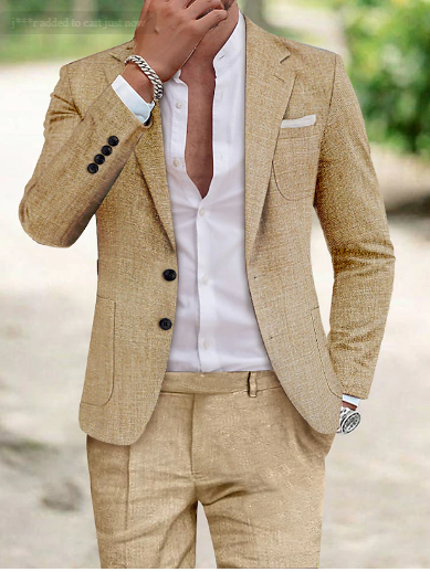 Eleganter Mann im beigen Anzug mit weißem Hemd, silberner Uhr und Armband, im Freien. Herrenmode, stilvoller Business-Look, Sommeranzug.