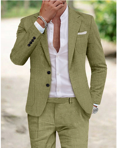 Eleganter Mann im olivgrünen Leinenanzug mit weißem Hemd, silbernem Armband und Uhr. Stilvolle Herrenmode, Business-Look, Sommeranzug.