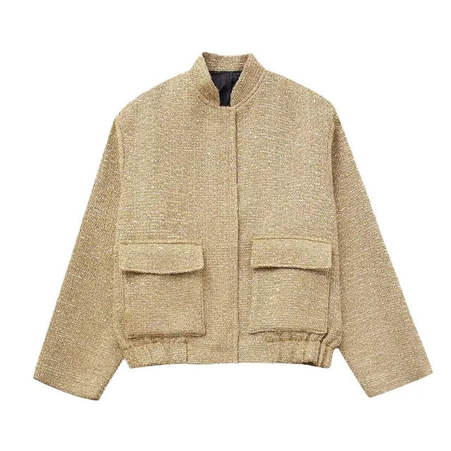 Goldene Damenjacke aus Tweed mit Stehkragen und zwei großen Fronttaschen. Modische, elegante Oberbekleidung für Herbst und Winter.