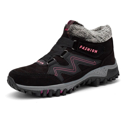 Schwarzer Damen-Wanderschuh mit rosa Akzenten, rutschfester Sohle und warmem Futter. Ideal für Outdoor-Aktivitäten im Winter.