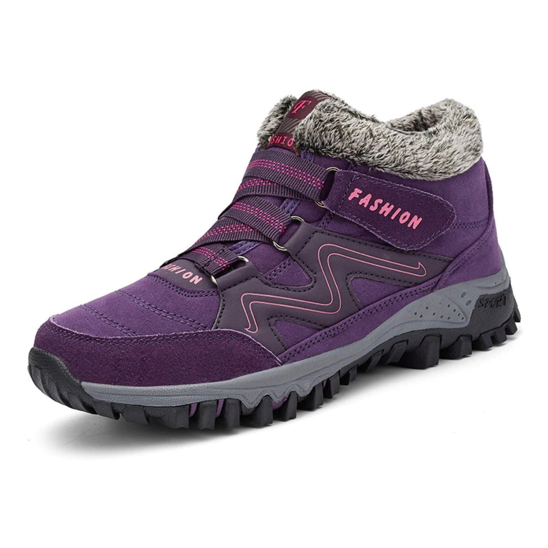 Lila Damen-Wanderschuh mit Kunstfellfutter, rutschfester Sohle und modischem Design. Ideal für Outdoor-Aktivitäten und Winterwanderungen.