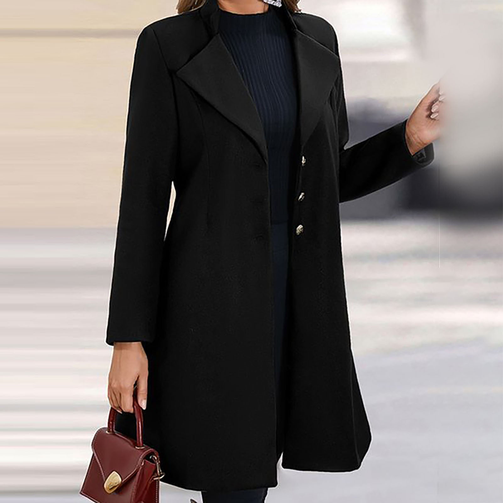 Eleganter schwarzer Damenmantel mit Knopfleiste, kombiniert mit roter Handtasche. Stilvolle Herbstmode, ideal für Business und Freizeit.