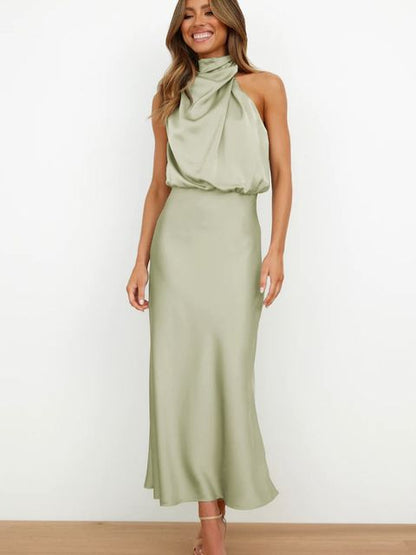 Frau in elegantes, langes, hellgrünes Satinkleid mit hohem Kragen. Perfekt für Abendmode, stilvolle Anlässe, modische Damenbekleidung.