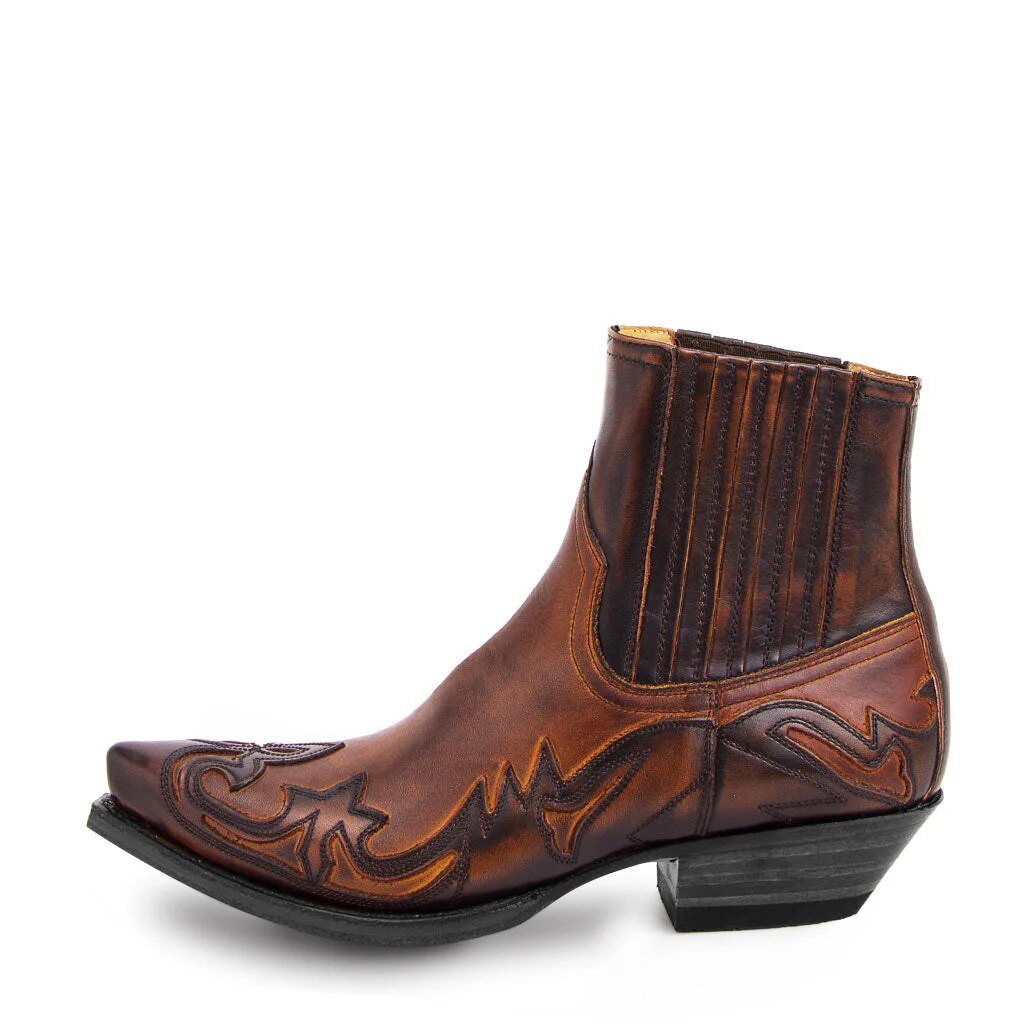Brauner Westernstiefel aus Leder mit dekorativen Nähten, spitzer Zehenpartie und Blockabsatz. Ideal für Cowboy-Mode und Western-Look.
