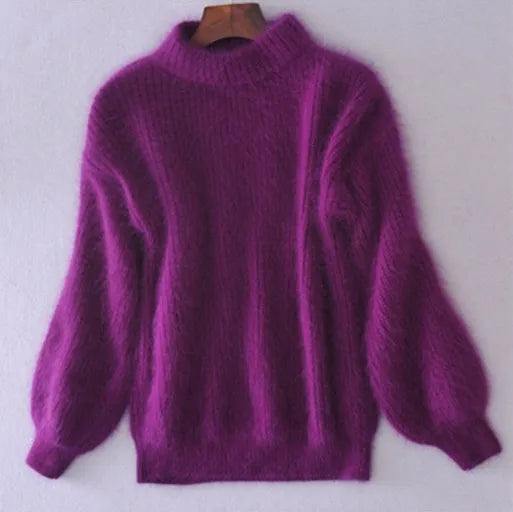 Lila Damenpullover aus Mohair, langärmlig mit Rollkragen. Weiches, flauschiges Material, ideal für Herbstmode und Winteroutfits.
