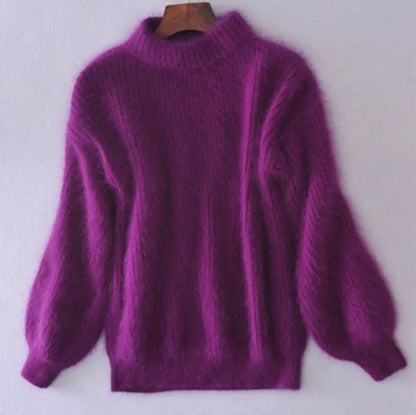 Lila Damenpullover aus Mohair, langärmlig mit Rollkragen. Weiches, flauschiges Material, ideal für Herbstmode und Winteroutfits.