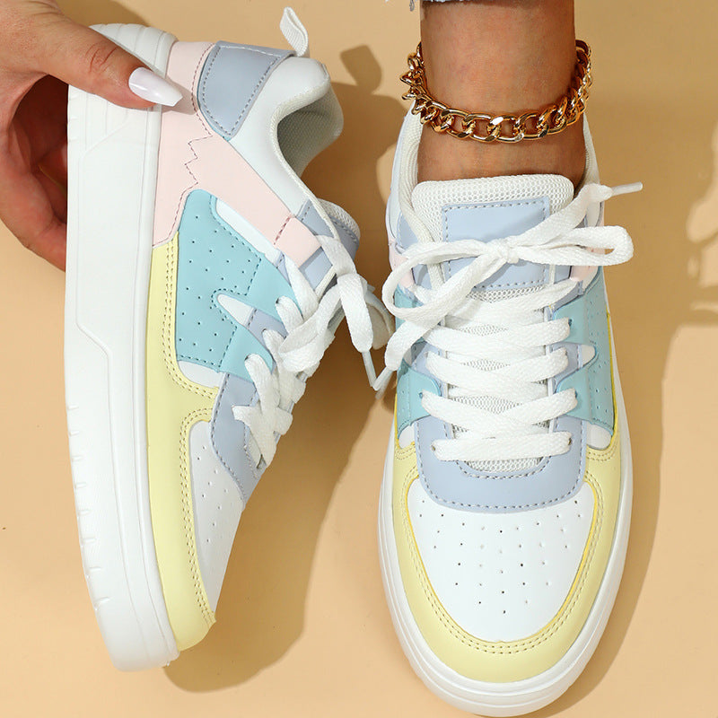 Bunte Damen-Sneaker mit Pastellfarben, weißer Sohle und Schnürsenkeln. Modischer Freizeitschuh, ideal für Frühling und Sommer.