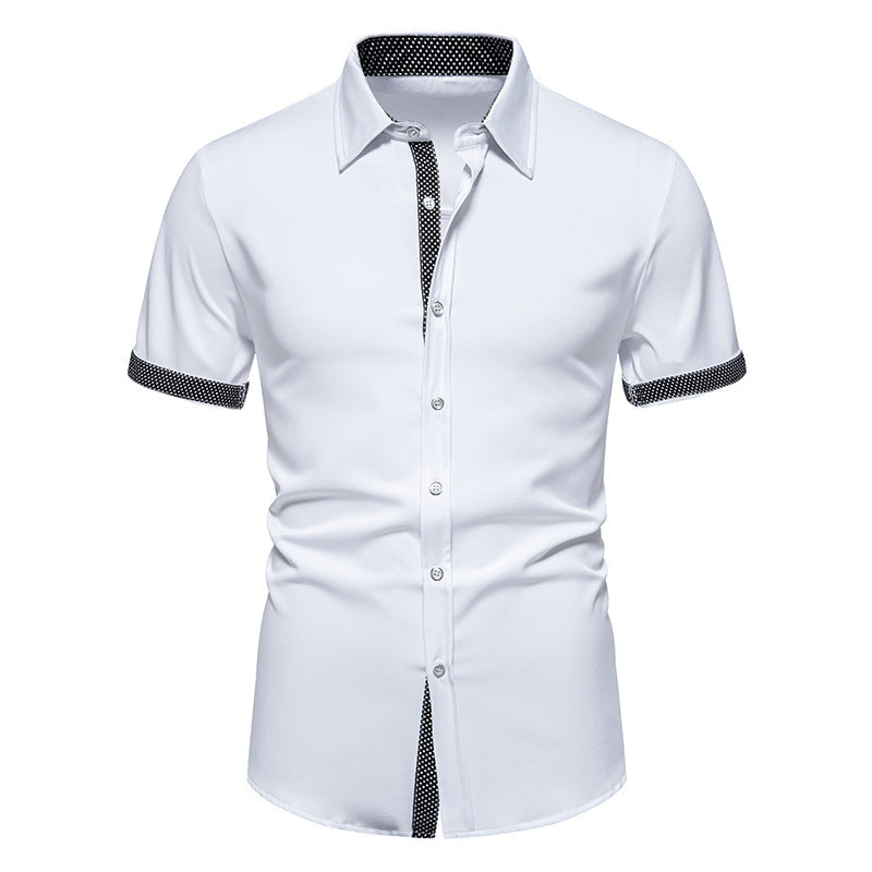 Weiße Herrenhemd mit kurzen Ärmeln, schwarzem Kontrastkragen und Knopfleiste. Elegantes Design, ideal für Business und Freizeit.