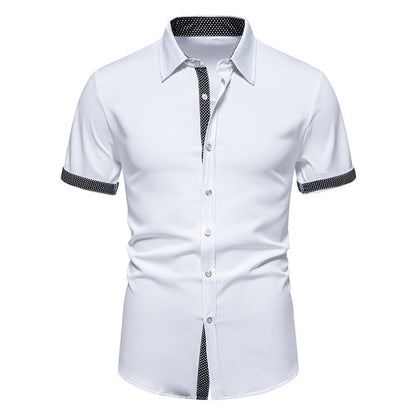 Weiße Herrenhemd mit kurzen Ärmeln, schwarzem Kontrastkragen und Knopfleiste. Elegantes Design, ideal für Business und Freizeit.