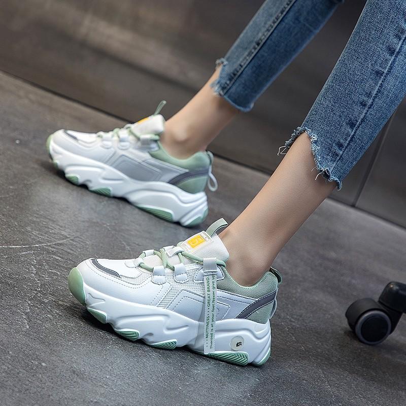 Damen Sneaker mit dicker Sohle, weiß-grün, modisches Design, lässiger Stil, ideal für Freizeit und Sport, getragen mit blauen Jeans.