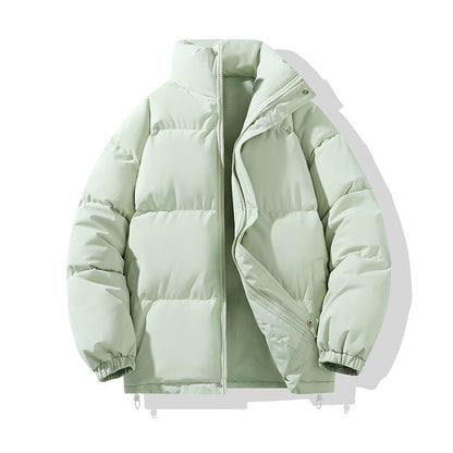 Hellgrüne Daunenjacke mit Reißverschluss, Stehkragen und elastischen Bündchen. Wintermode, warme Oberbekleidung, stilvolle Pufferjacke.