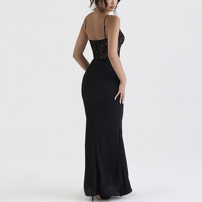 Frau in elegantem, schwarzem Abendkleid mit Spitzenoberteil, Rückansicht. Perfekt für formelle Anlässe, stilvoll und zeitlos.