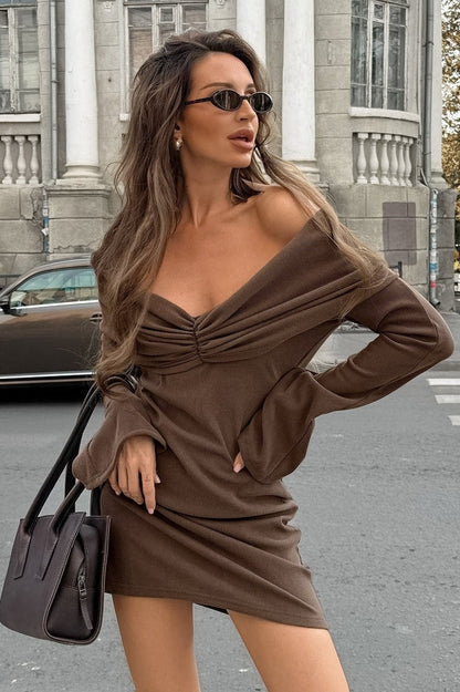 Braunes schulterfreies Strickminikleid mit V-Ausschnitt und figurbetontem Schnitt