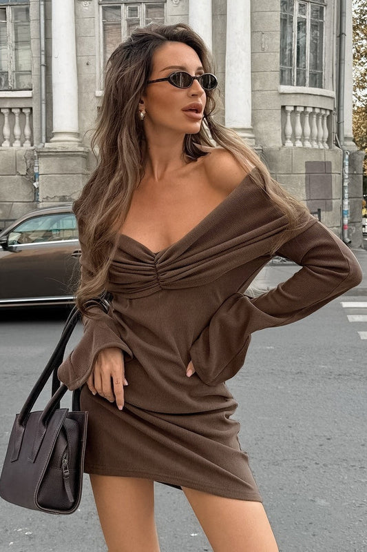 Braunes schulterfreies Strickminikleid mit V-Ausschnitt und figurbetontem Schnitt