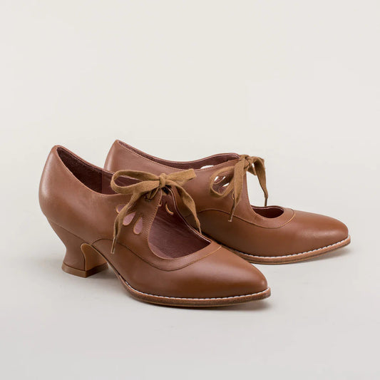 Braune Vintage-Damenschuhe mit Schnürung und niedrigem Absatz, ideal für Retro-Mode und Tanz. Elegantes Design, perfekt für stilvolle Outfits.