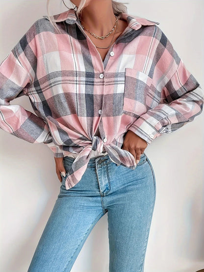 Frau in kariertem Hemd und blauer Jeans, modischer Look, lässiger Stil, rosa und graues Karo, geknotetes Hemd, trendige Damenmode.