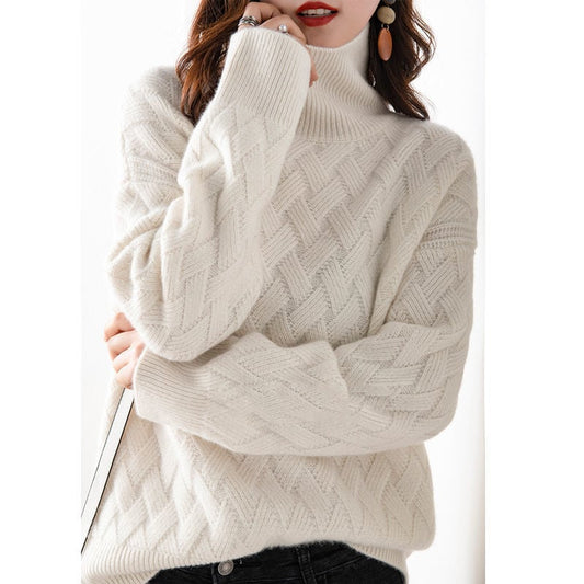 Weiße Strickpullover mit Zopfmuster, Rollkragen und langen Ärmeln. Modischer Damen-Winterpullover, ideal für kalte Tage.