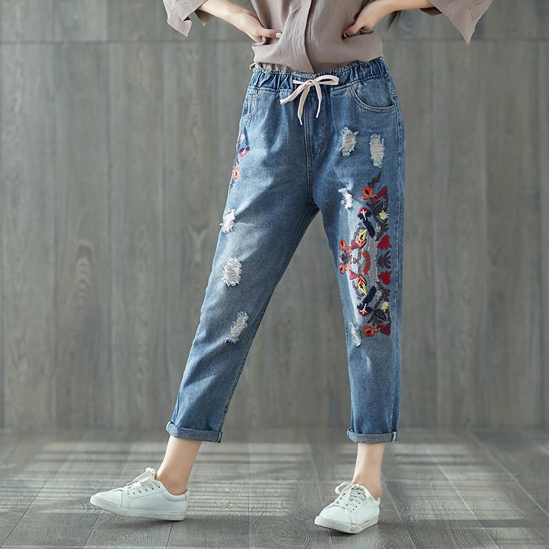 Damen-Jeans mit Blumenstickerei, lässiger Boyfriend-Stil, zerrissene Details, elastischer Bund, ideal für modische Freizeitoutfits.