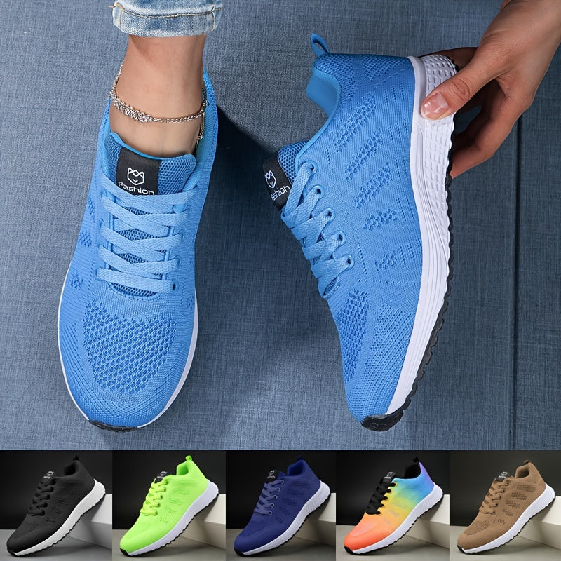 Blaue Sportschuhe mit weißer Sohle, atmungsaktives Mesh-Design. Verschiedene Farbvarianten unten: Schwarz, Grün, Blau, Regenbogen, Braun.