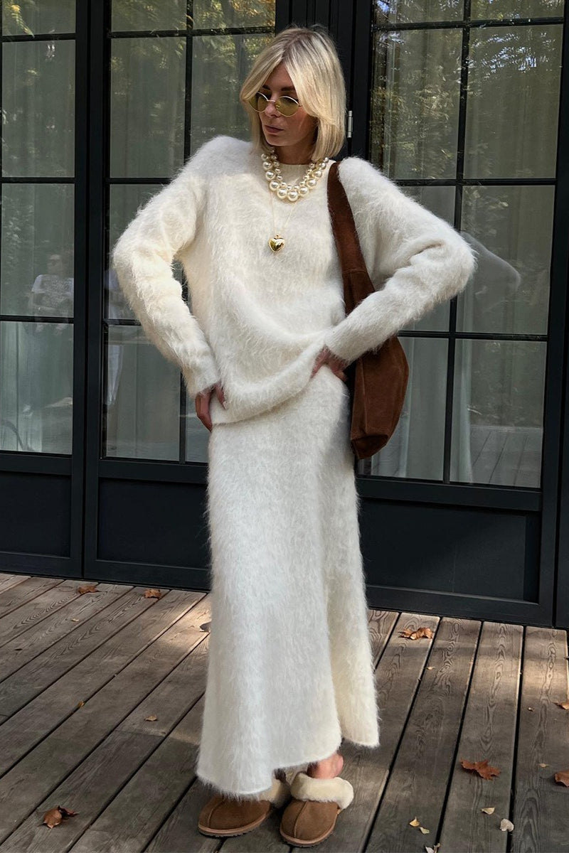 Damen-Strickset mit Pullover und Midirock in stilvoller Gesamtansicht