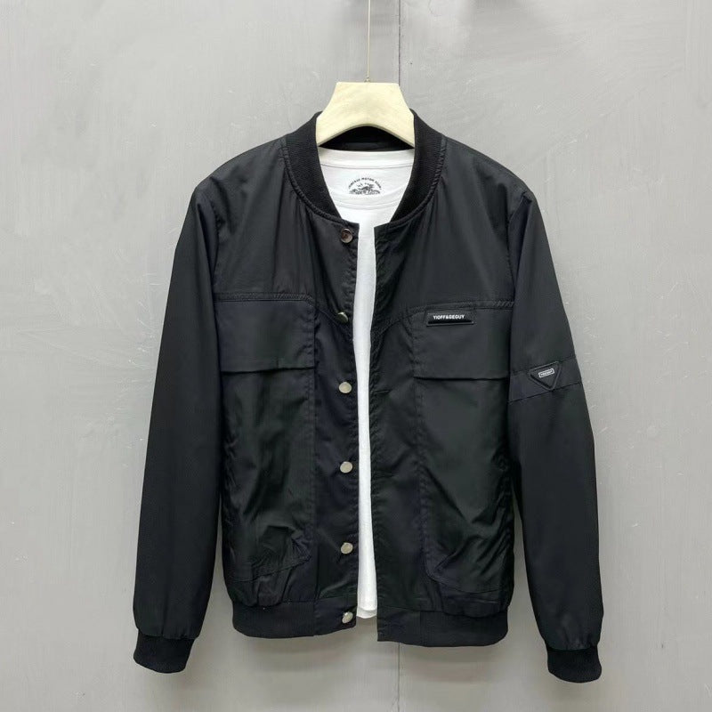 Schwarze Bomberjacke aus Nylon mit Knopfleiste, auf einem Kleiderbügel vor grauem Hintergrund. Modische Herrenjacke, ideal für Herbst und Winter.